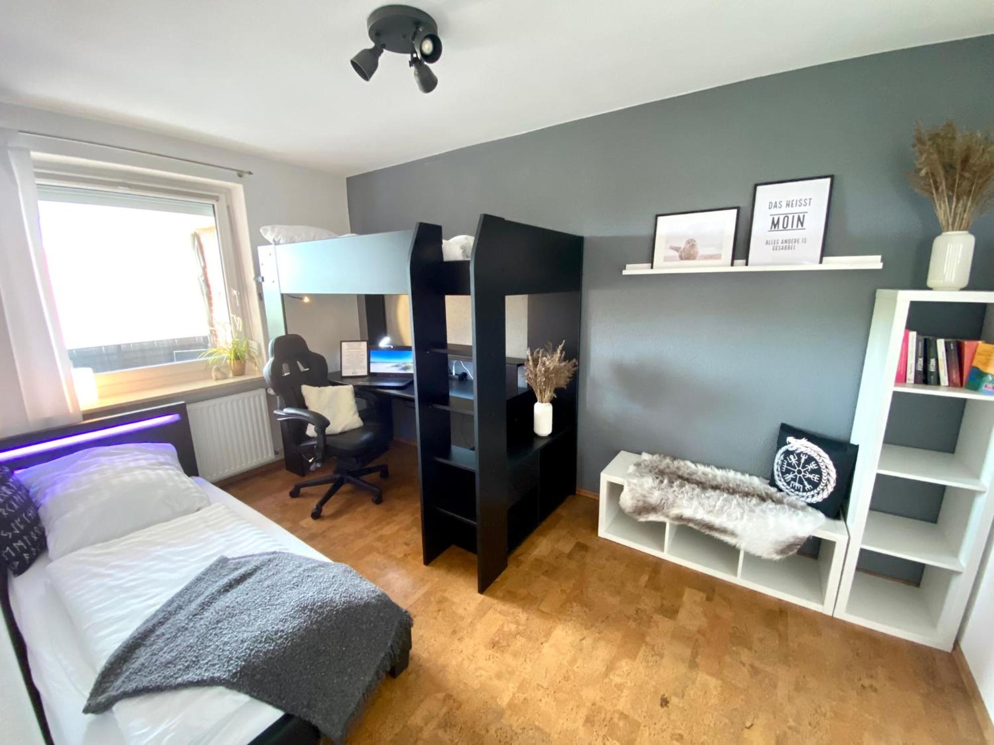 City Ferienwohnung Skyline - Mit Grossem Balkon & Xxl- Sofa Fuer Bis Zu 4 Personen Bremerhaven Exterior photo
